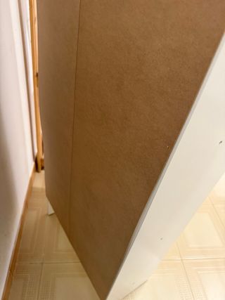 Estantería blanca estrecha