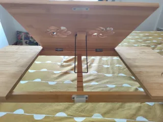 Mesa de cama ajustable en altura, de madera