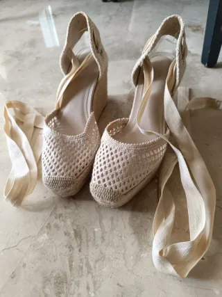 Zapatos cuña Zara beige mujer