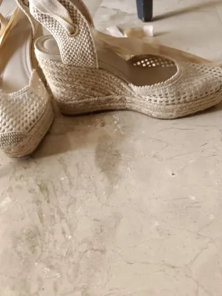 Zapatos cuña Zara beige mujer