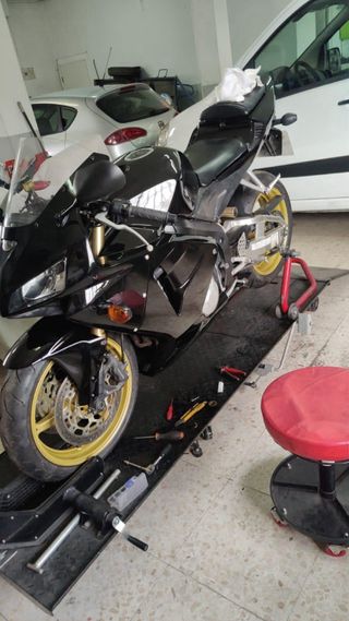 Honda CBR 600 RR Negra y Dorada