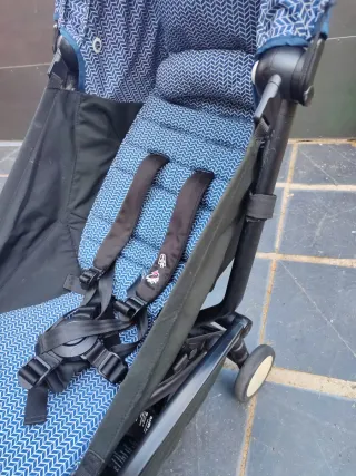 Silla de paseo azul con estampado