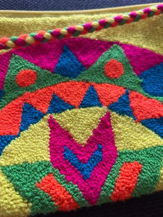 Bolso tejido mediano multicolor con flecos