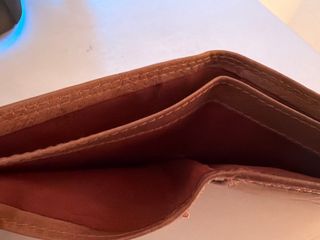 Billetera de cuero marrón con diseño