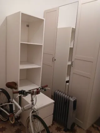 Armario de ropa beige con espejo