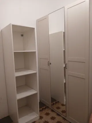 Armario de ropa beige con espejo