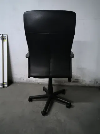 Silla de oficina de piel sintética negra