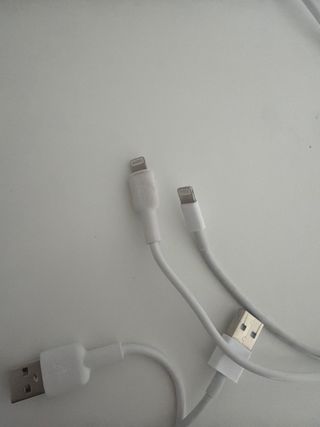 Lote 3 fundas iPhone 12 + 2 cables