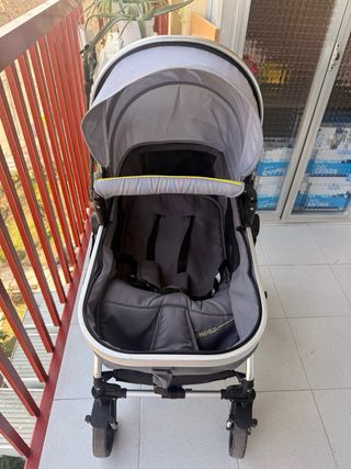 Carrito de bebé gris.
