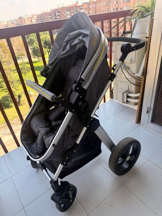 Carrito de bebé gris.