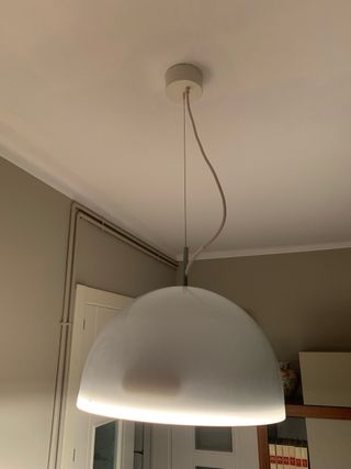 Lámpara colgante blanca.