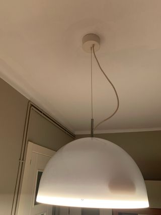 Lámpara colgante blanca.