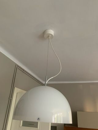 Lámpara colgante blanca.