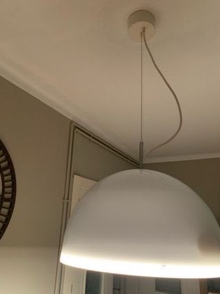 Lámpara colgante blanca.