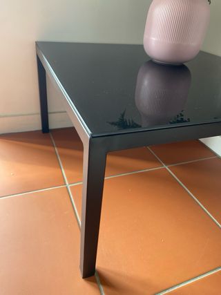 Mesa auxiliar cristal negro y metal