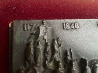 Bassorilievo in metallo con cornice