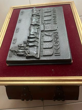 Bassorilievo in metallo con cornice