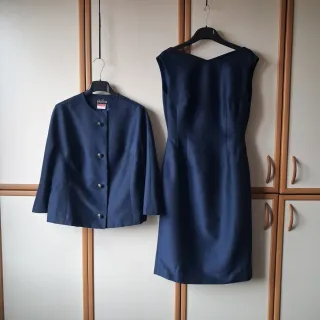 Completo giacca corta e tubino blu