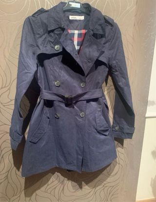 Gabardina azul, jeans y jersey fino