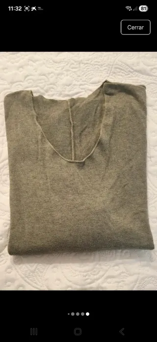 Jersey holgado en verde grisáceo.