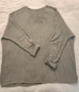 Jersey holgado en verde grisáceo.