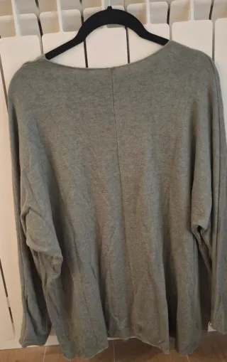 Jersey holgado en verde grisáceo.
