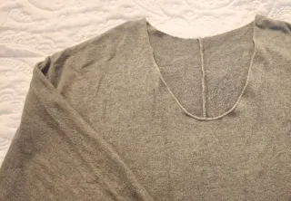 Jersey holgado en verde grisáceo.