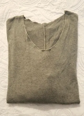 Jersey holgado en verde grisáceo.