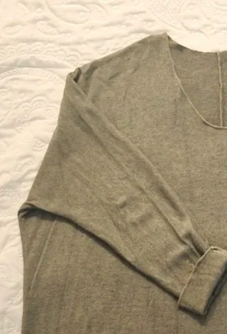 Jersey holgado en verde grisáceo.