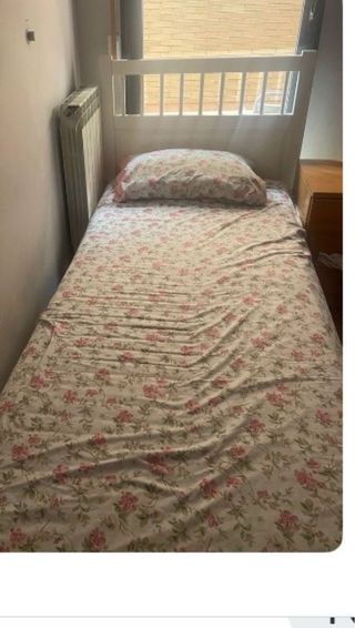 Cama individual blanca y rosa
