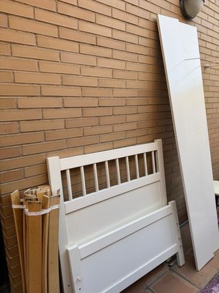 Cama individual blanca y rosa