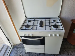 Horno 5 fuegos gas butano y botella.