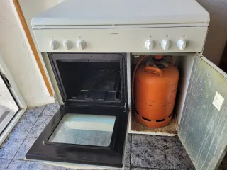 Horno 5 fuegos gas butano y botella.