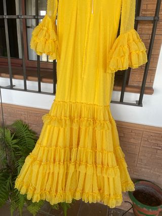 Traje de flamenca amarillo con volantes