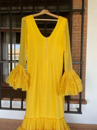Traje de flamenca amarillo con volantes