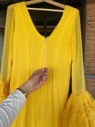 Traje de flamenca amarillo con volantes