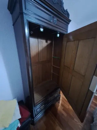 Armario antiguo de madera con espejo.