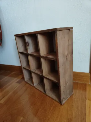 Estantería de madera con compartimentos