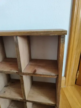 Estantería de madera con compartimentos