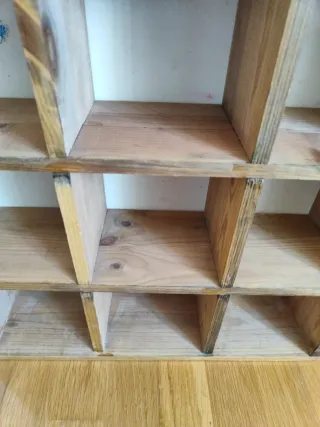 Estantería de madera con compartimentos