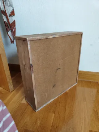 Estantería de madera con compartimentos