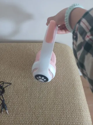 Cascos inalámbricos rosa y blanco con luces