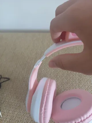 Cascos inalámbricos rosa y blanco con luces