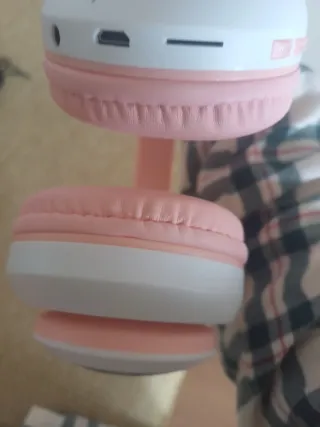 Cascos inalámbricos rosa y blanco con luces