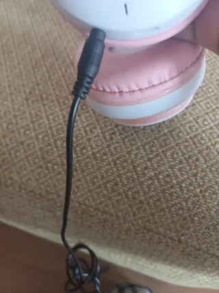 Cascos inalámbricos rosa y blanco con luces