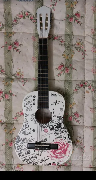 Chitarra acustica bianca decorata