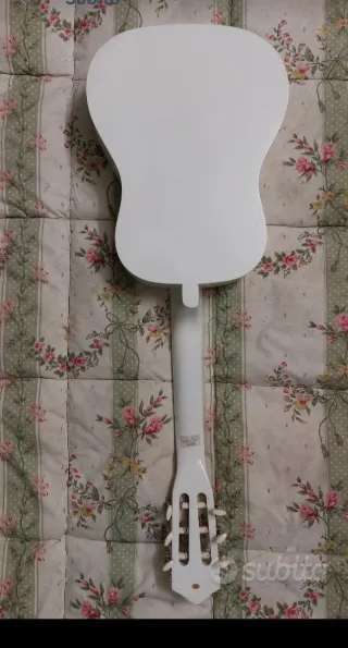 Chitarra acustica bianca decorata