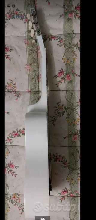 Chitarra acustica bianca decorata