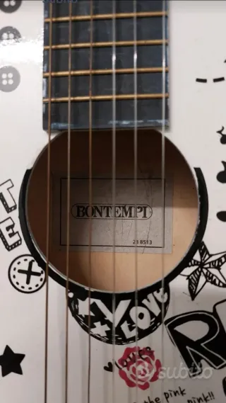 Chitarra acustica bianca decorata