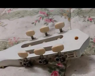 Chitarra acustica bianca decorata